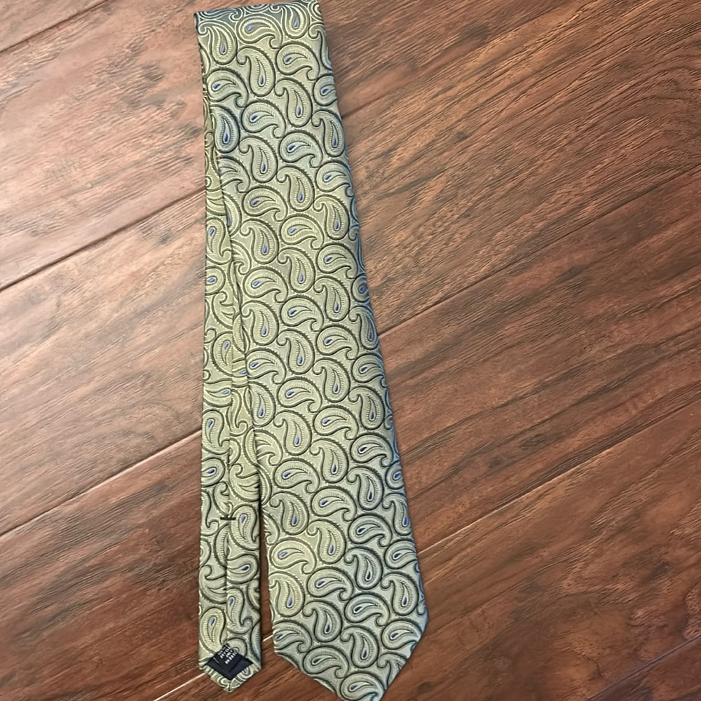 Roundtree & Yorke Collegiate tie
Lime green
Paisley
